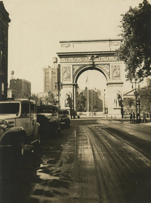 Front of Washington Arch, Greenwitch Village (sic.)