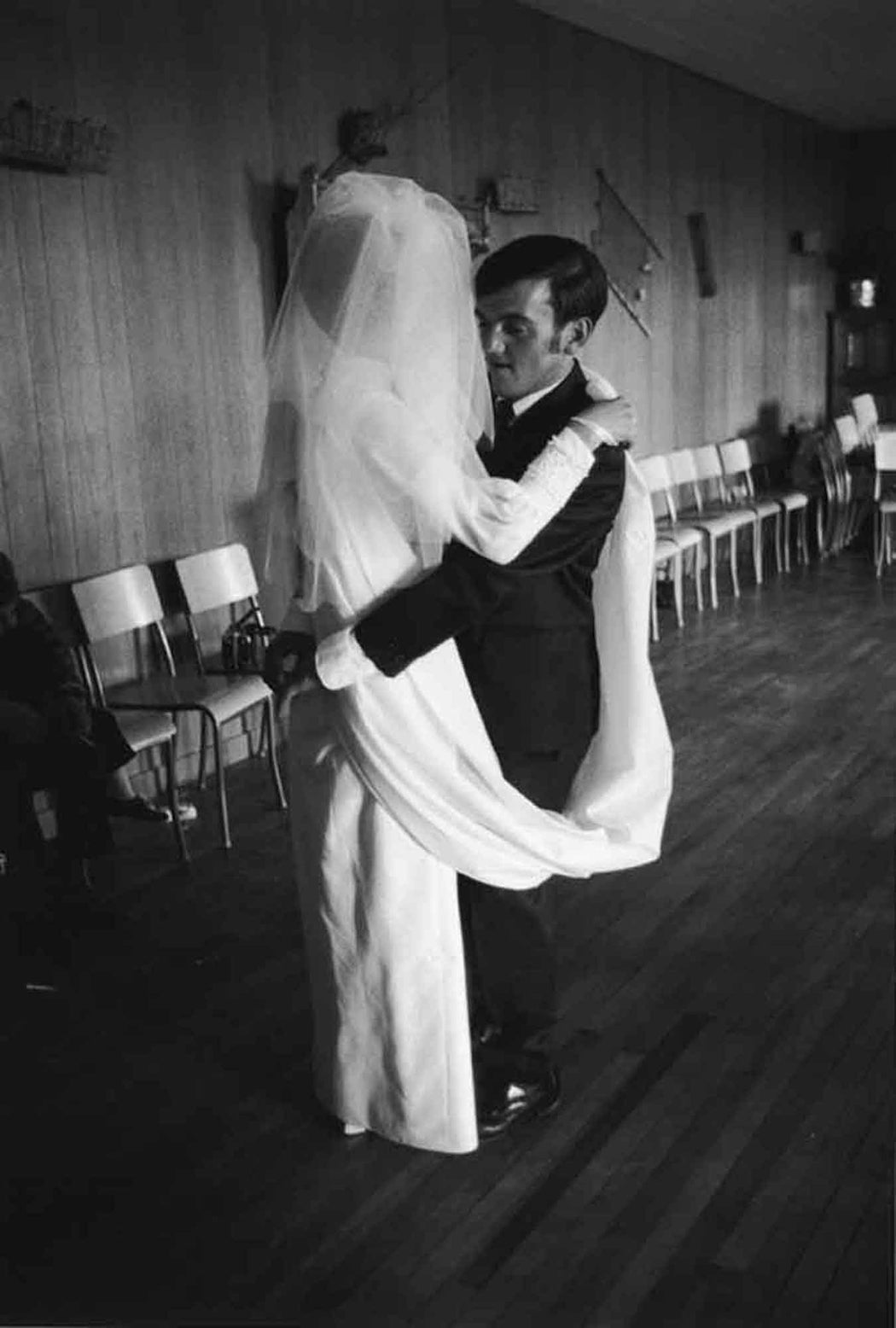 Bride dancing at wedding reception, Hôtel Cap-aux-Pierres, Île aux Coudres, Charlevoix