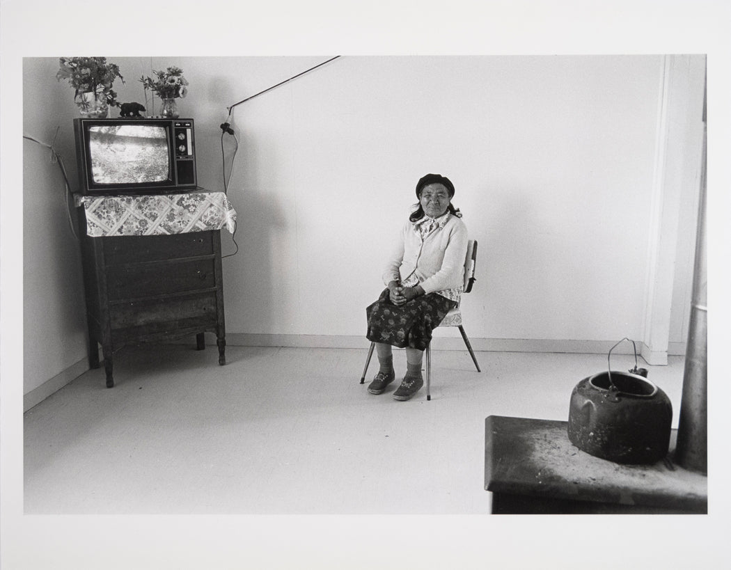 First Nations woman in her home, Réserve Mistassini, Nord-du-Québec