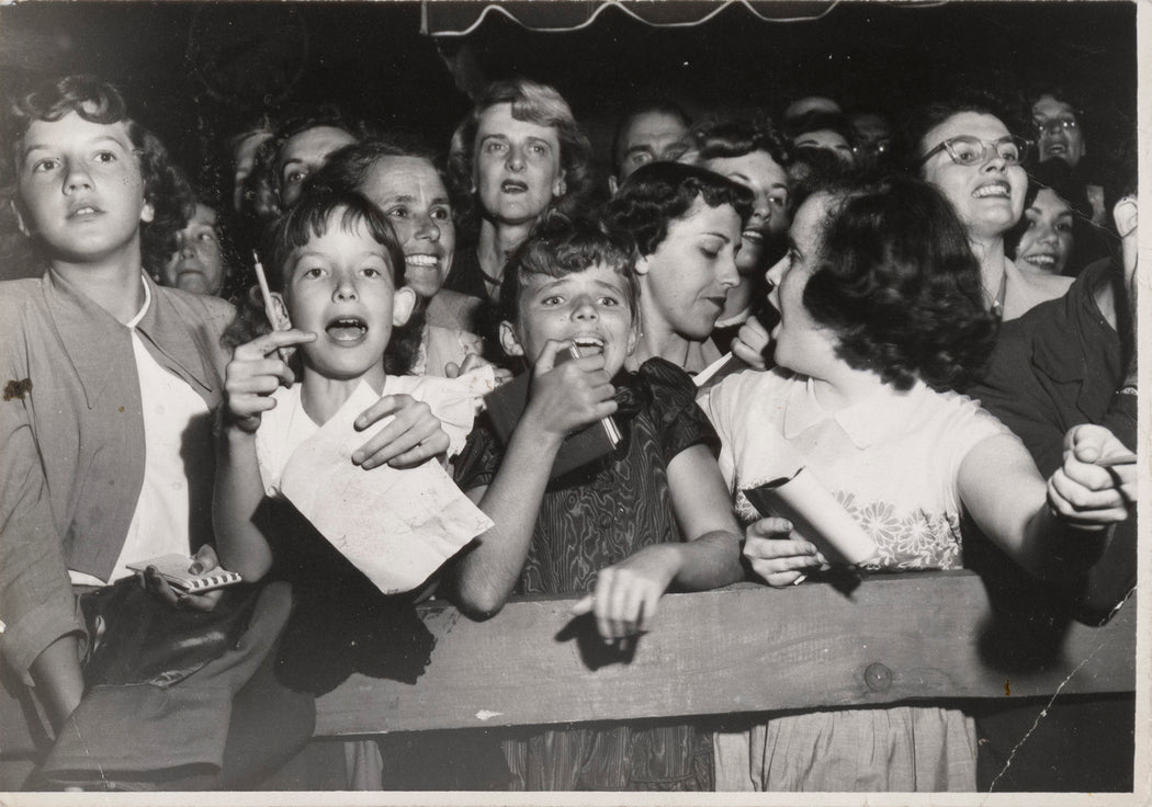 Untitled (kids waiting for autograph)