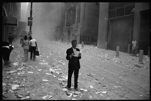 World Trade Center Attack, NYC [man reading paper] - Larry Towell | FFOTO