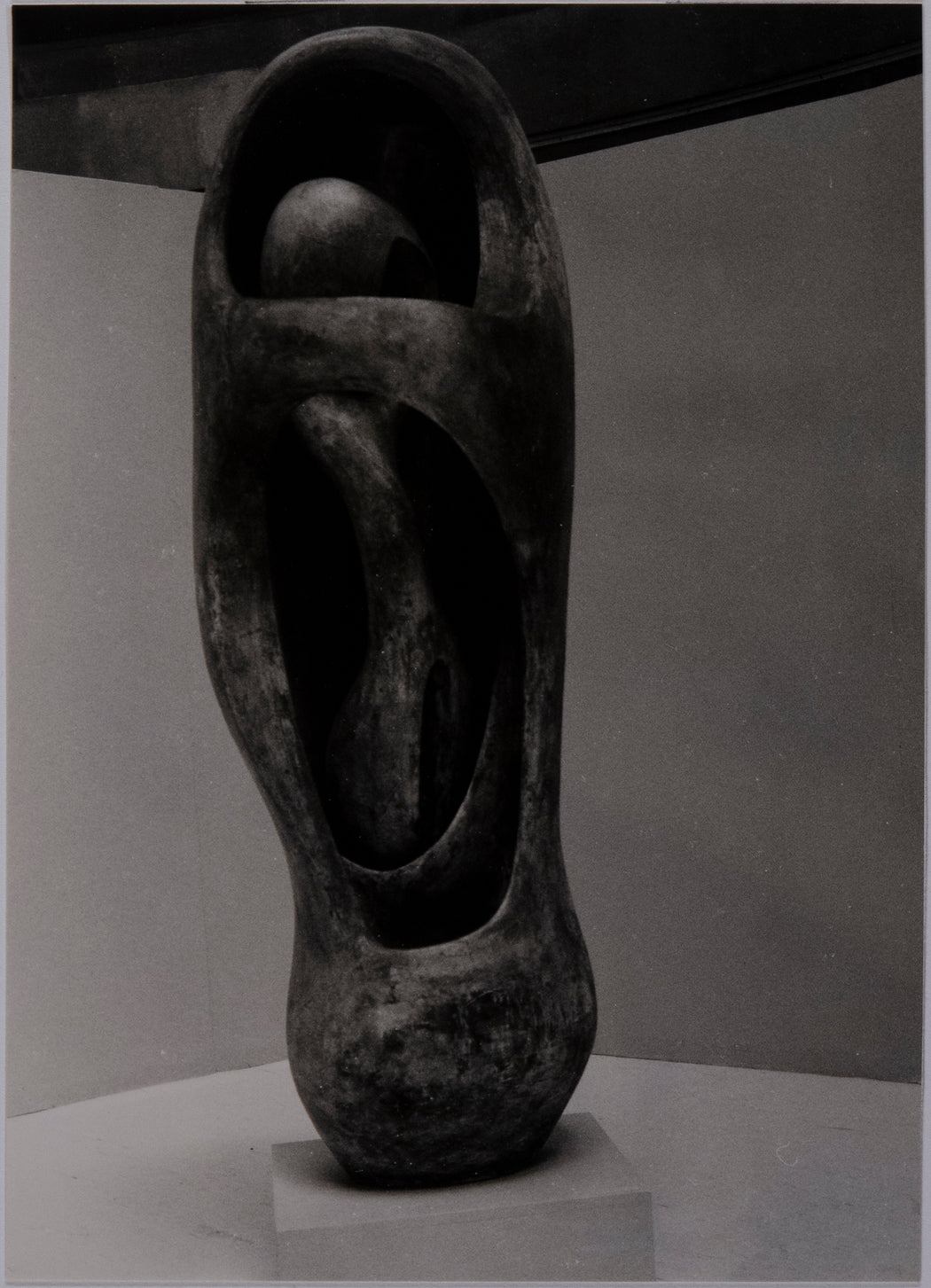 Henry Moore: Mother and Child