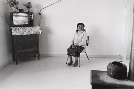 First Nations woman in her home, Réserve Mistassini, Nord-du-Québec