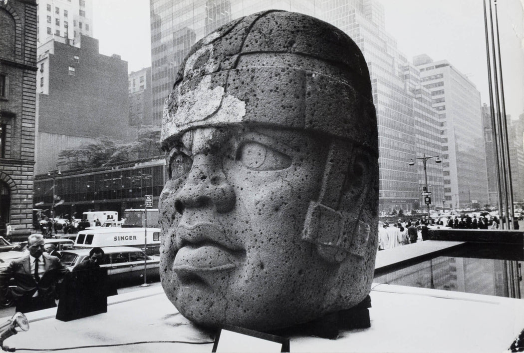 Olmec sculpture on Park Avenue, New York City - Inge Morath | FFOTO