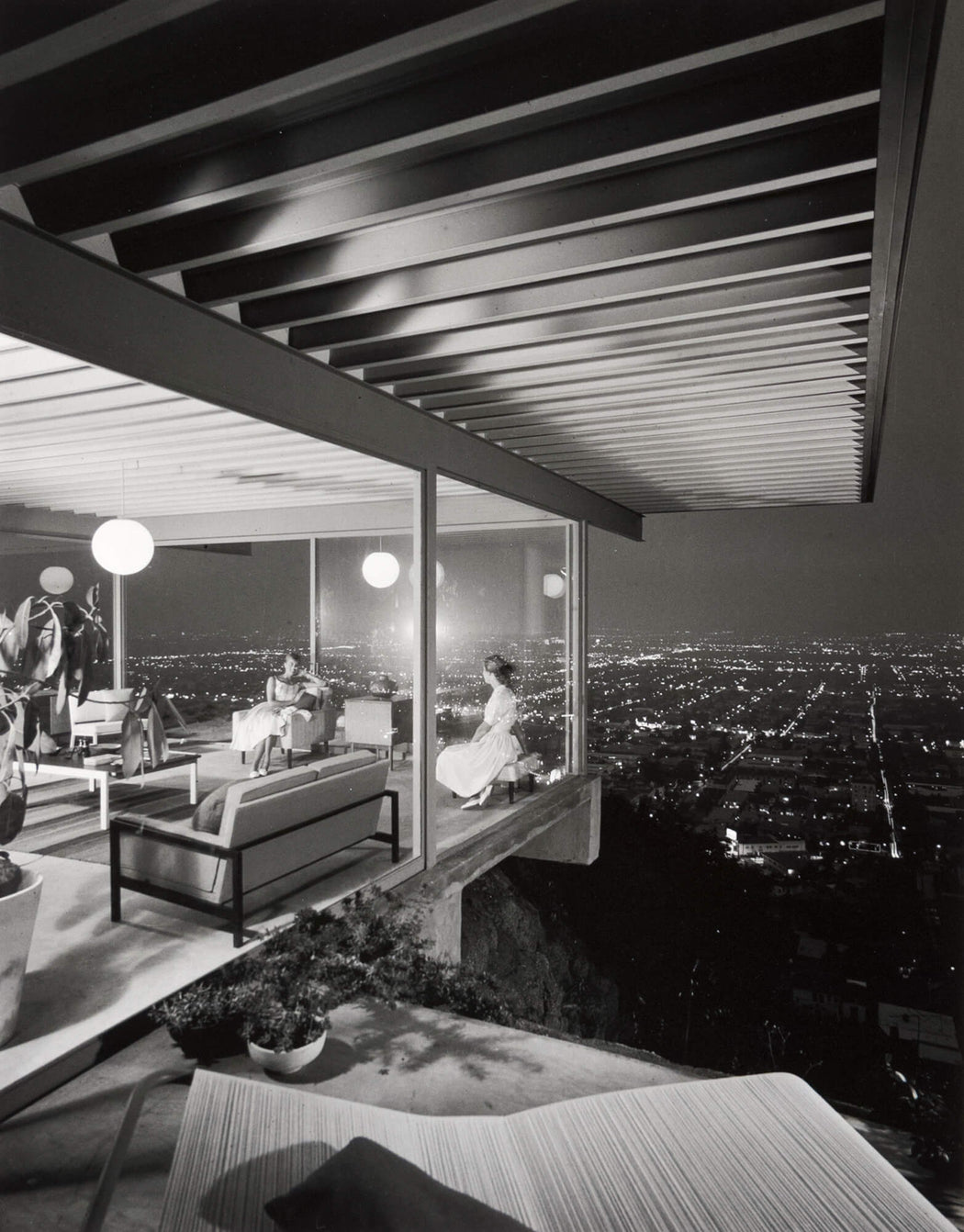 FFOTO-Julius Shulman-Case Study House #22 (two girls)